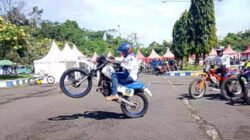 Salah seorang peserta menunggangi motor trail dalam event Jawer di Jember. (Foto: Istimewa)