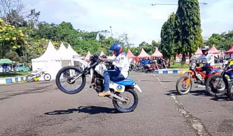 Salah seorang peserta menunggangi motor trail dalam event Jawer di Jember. (Foto: Istimewa)