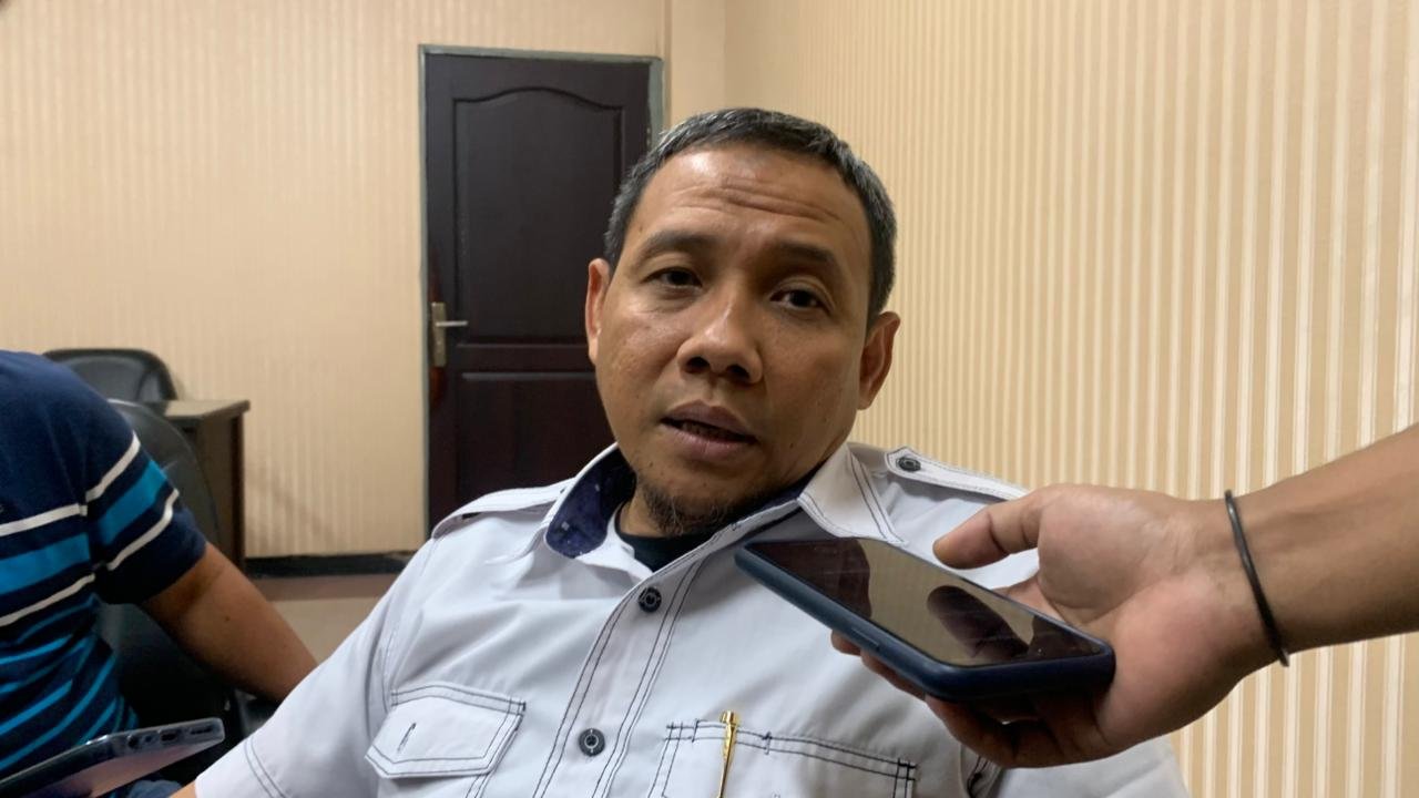 Sekretaris Komisi C DPRD Jember diwawancarai media. (Foto: Teamwork - ZONA INDONESIA)
