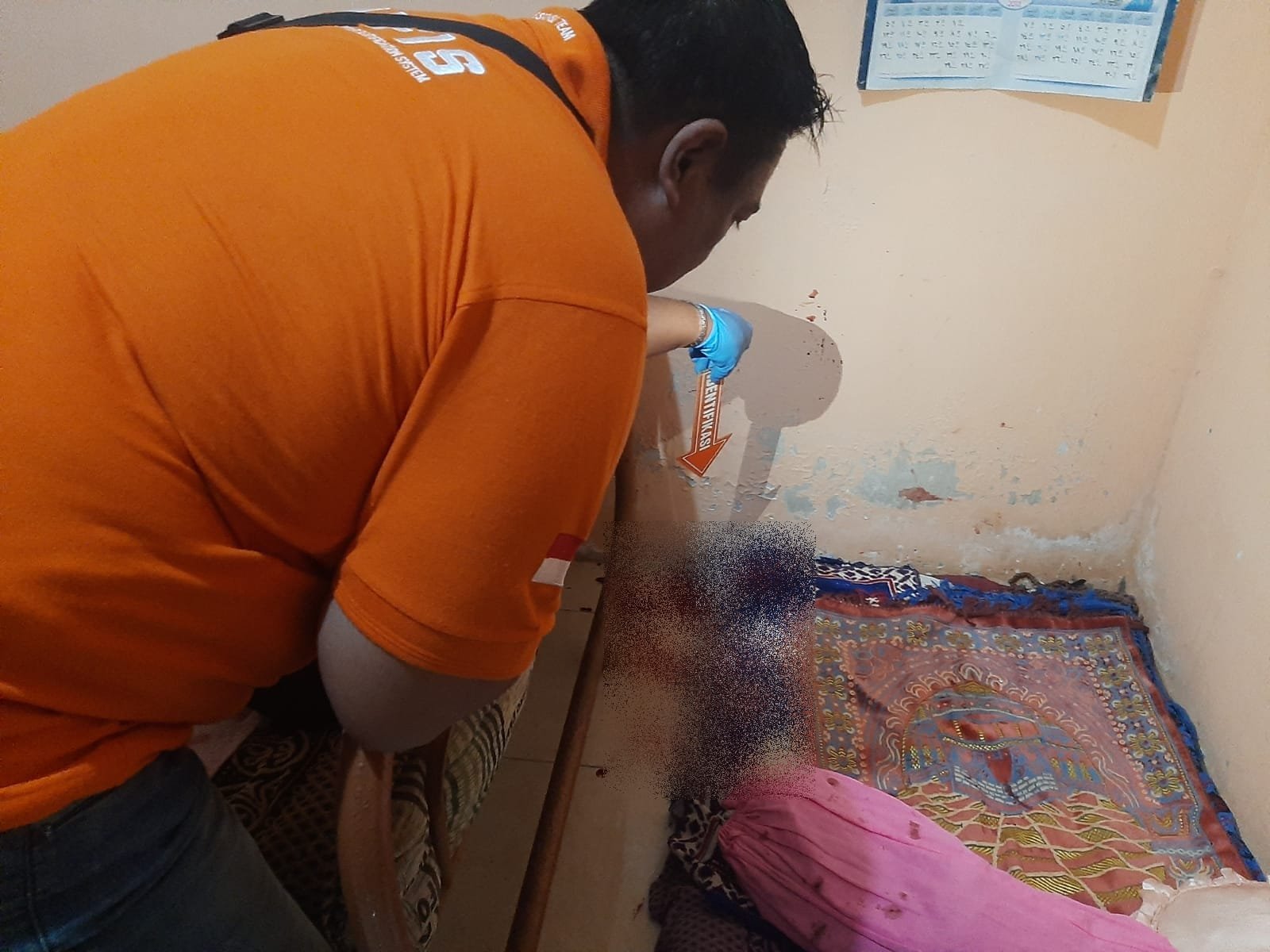 Polisi melakukan olah TKP di rumah korban pencurian dengan kekerasan di Desa Trebungan, Kecamatan Mangaran. (Foto: Humas Polres Situbondo)