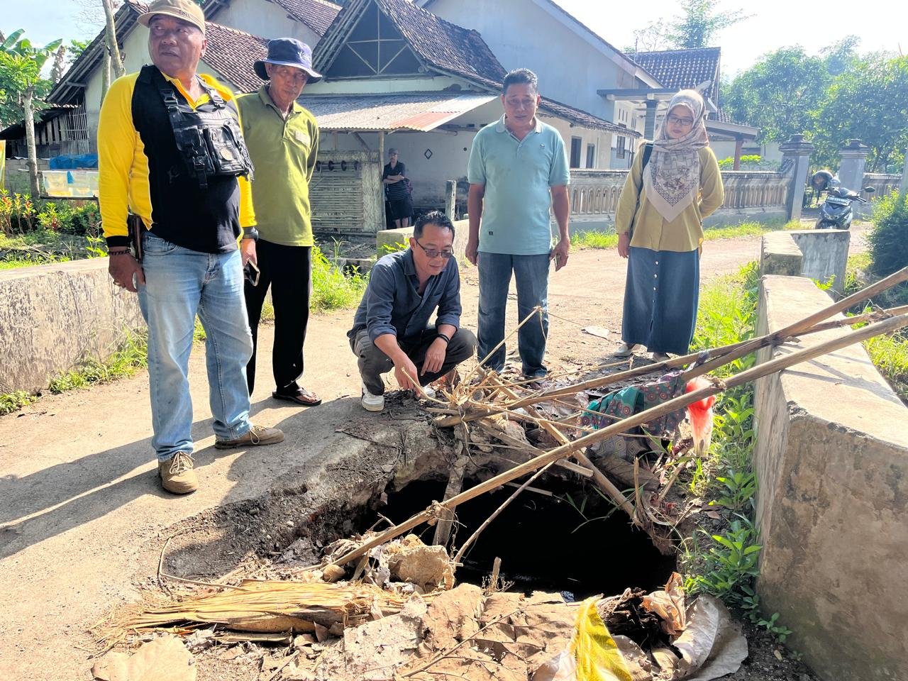 Ketua Komisi C DPRD Jember saat meninjau jembatan penghubung Desa Gumelar-Balung, Selasa (15/7/2025). (Foto: Istimewa)