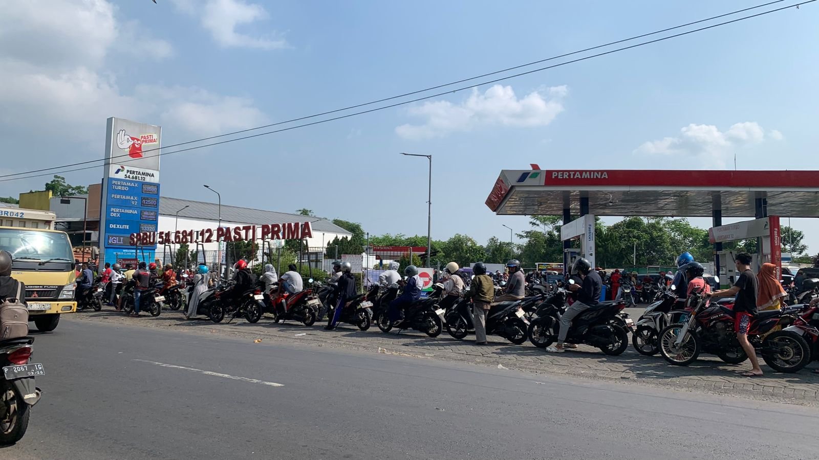 Warga mengantre untuk membeli BBM di salah satu SPBU Jember, Minggu (27/7/2025).