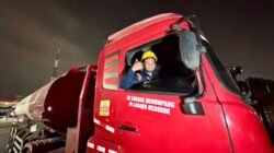 Truk tangki BBM melaju ke Jember, Rabu (30/7/2025), dini hari. (Foto: Humas Pertamina Patra Niaga Jatimbalinus/Dok)