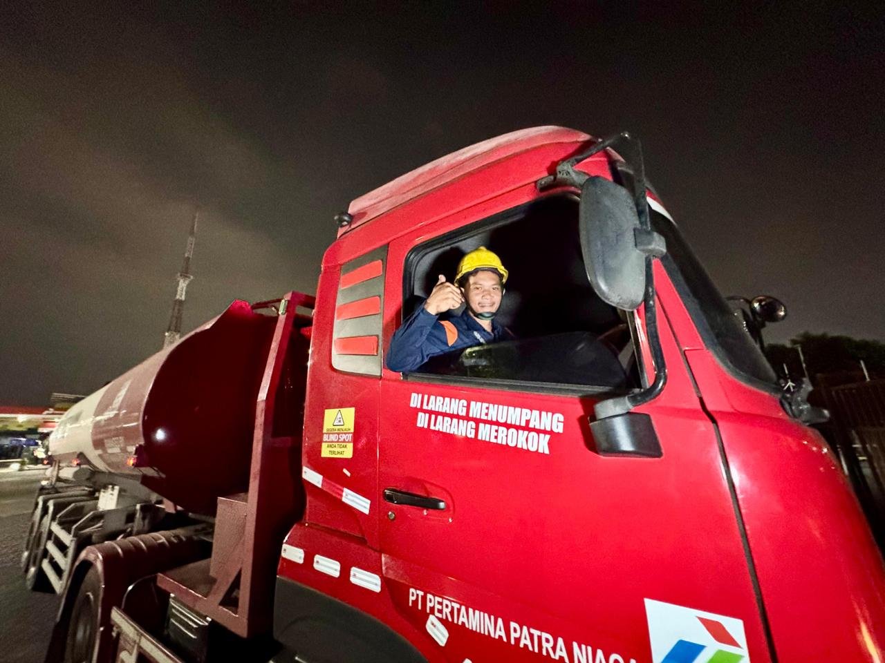 Truk tangki BBM melaju ke Jember, Rabu (30/7/2025), dini hari. (Foto: Humas Pertamina Patra Niaga Jatimbalinus/Dok)