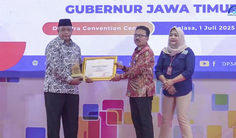 Kepala DP3AKB Jember menerima piagam penghargaan dalam PPA Award Jawa Timur 2025. (Foto: Diskominfo Jember)