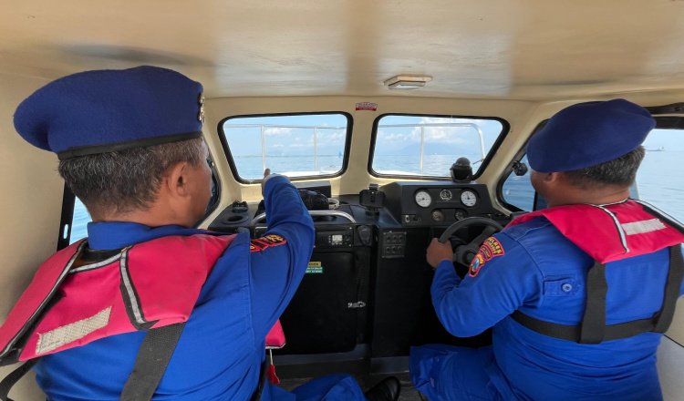 Personel Satpolairud Polres Situbondo melakukan patroli di Perairan Pandean, Desa Wonorejo, Kecamatan Banyuputih. (Foto: Humas Polres Situbondo)