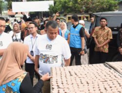 Wamen UMKM Kunjungi Sentra Rengginang Situbondo, Dorong Produk Lokal Tembus Pasar Ekspor