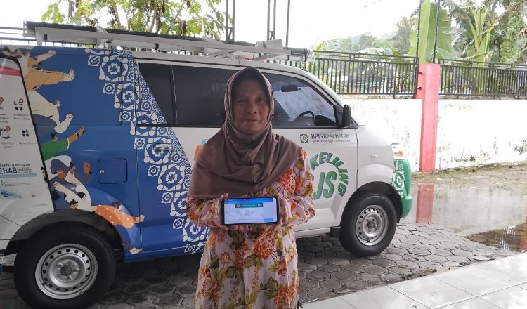 Peserta JKN menunjukkan Aplikasi Mobile JKN layanan FKTP. (Foto: Humas BPJS Kesehatan Cabang Jember)