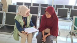 Petugas BPJS Kesehatan memberikan pelayanan kepada peserta JKN. (Foto: Humas BPJS Kesehatan Cabang Jember)