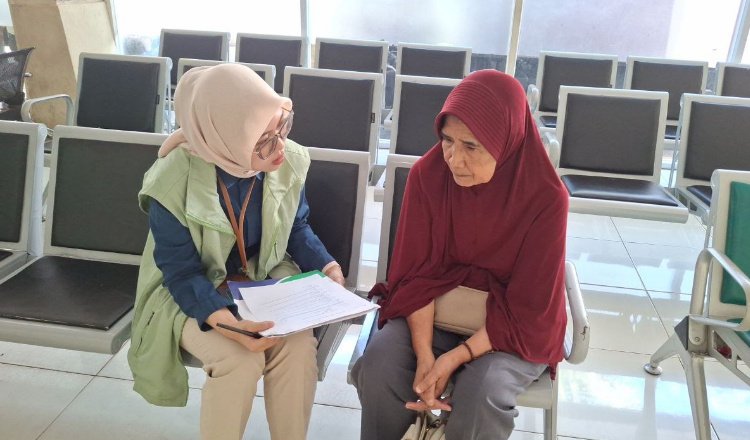Petugas BPJS Kesehatan memberikan pelayanan kepada peserta JKN. (Foto: Humas BPJS Kesehatan Cabang Jember)