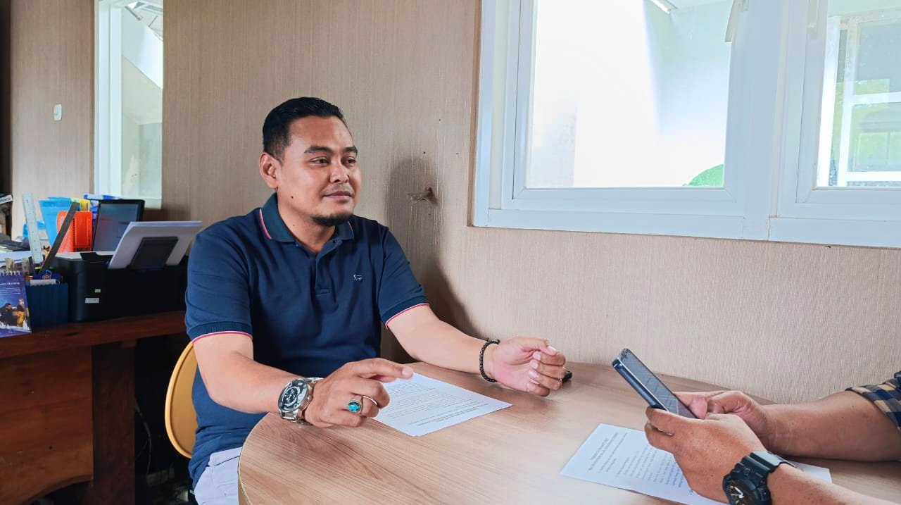 Pengelola Lingkungan Estate Manajemen Argopuro, Andi Kurniawan, diwawancarai media, Jumat (4/7/2025). (Foto: Zainul Hasan)