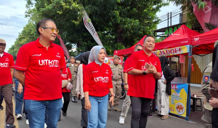 Vice President Corporate Secretary Bank Jatim, Fenty Rischana dan Bupati Situbondo, Yusuf Rio Wahyu Prayogo saat meninjau salah satu stand pedagang di CFD. (Foto: Istimewa)