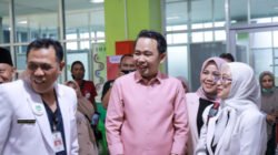 Bupati Jember memantau khitan massal, Minggu (6/7/2025). (Foto: Diskominfo Jember)