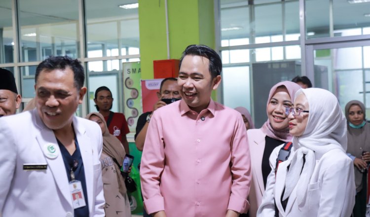 Bupati Jember memantau khitan massal, Minggu (6/7/2025). (Foto: Diskominfo Jember)