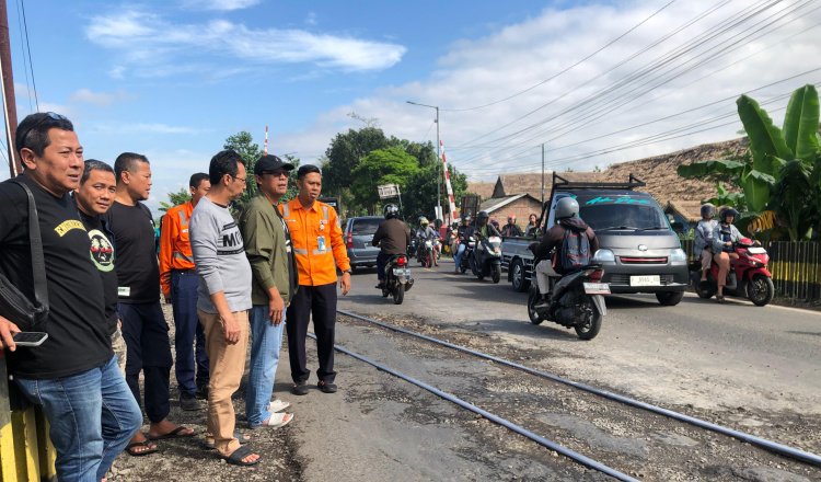 Komisi C DPRD Jember sidak rel kereta Pecoro Rambipuji, Senin (7/7/2025). (Foto: Istimewa)