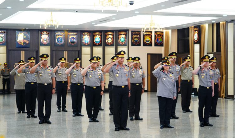 Sebanyak 17 Perwira Tinggi (Pati) Polri resmi naik pangkat satu tingkat lebih tinggi pada Senin (7/7/2025). Hal tersebut berdasarkan Keputusan, Senin (7/7/2025). (Foto: Humas Polri)