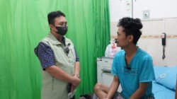 Petugas BPJS Kesehatan menjenguk peserta JKN di rumah sakit. (Foto: Humas BPJS Kesehatan Cabang Jember)