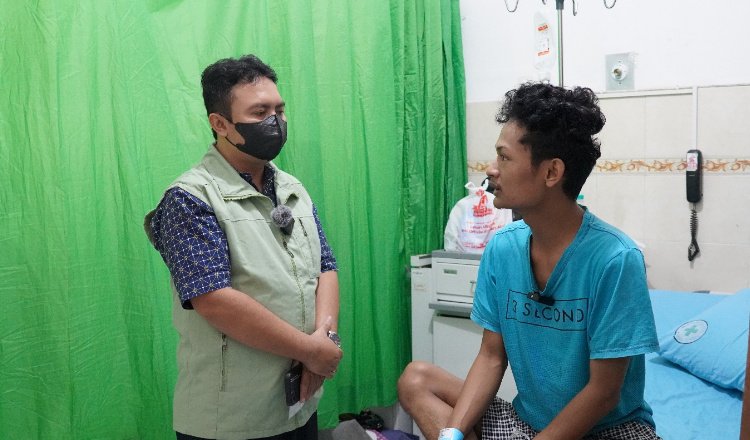 Petugas BPJS Kesehatan menjenguk peserta JKN di rumah sakit. (Foto: Humas BPJS Kesehatan Cabang Jember)