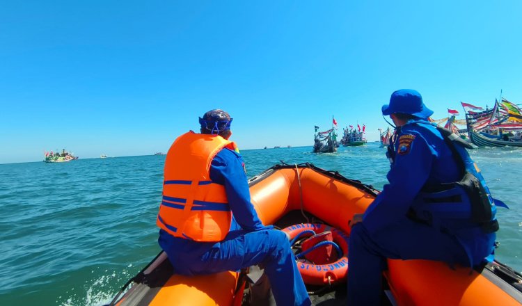 Polisi mengawal upacara petik laut, Situbondo. (Foto: Humas Polres)