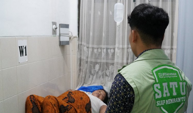 Petugas BPJS Kesehatan menjenguk peserta JKN yang tengah dirawat di RS. (Foto: Humas BPJS Kesehatan Cabang Jember)