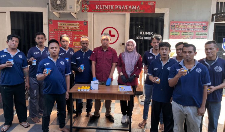 WBP Rutan Kelas IIB Situbondo menjalani tes urine. (Foto: Humas Rutan Kelas IIB Situbondo)