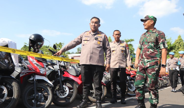 Polres Tuban mengecek kendaraan yang akan dikembalikan ke pemiliknya, Jumat (11/7/2025). (Foto: Humas Polres)