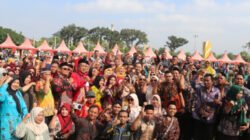 Para penggerak koperasi foto bersama dalam Harkopnas ke-78 di Alun-alun Jember, Sabtu (12/7/2025). (Foto: Diskominfo Jember)