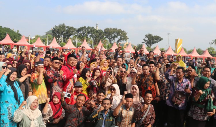 Para penggerak koperasi foto bersama dalam Harkopnas ke-78 di Alun-alun Jember, Sabtu (12/7/2025). (Foto: Diskominfo Jember)