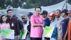 Bupati Jember memberikan bantuan Jamsostek secara simbolis, Sabtu (12/7/2025). (Foto: Diskominfo Jember)