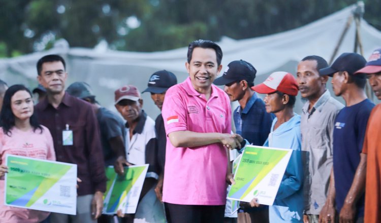 Bupati Jember memberikan bantuan Jamsostek secara simbolis, Sabtu (12/7/2025). (Foto: Diskominfo Jember)