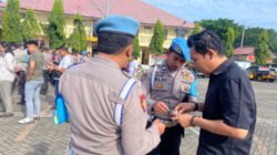 Personel Polres Situbondo menjalani tes urine. (Foto: Humas Polres Situbondo)