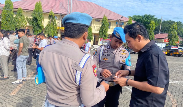 Personel Polres Situbondo menjalani tes urine. (Foto: Humas Polres Situbondo)