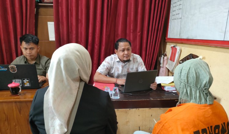 Tersangka kasus pencurian dan kekerasan terhadap nenek di Mangaran saat diintrogasi polisi. (Foto: Humas Polres Situbondo)