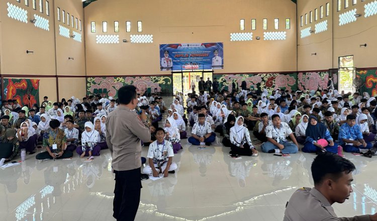 Polisi mensosialisasikan bahaya bullying, bahaya penyalahgunaan narkoba, praktik judi online. (Foto: Humas Polres Situbondo)