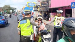Satlantas Polres Malang menyosialisasikan Kamseltibcarlantas, Kamis (17/7/2025). (Foto: Humas Polres)