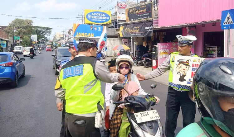 Satlantas Polres Malang menyosialisasikan Kamseltibcarlantas, Kamis (17/7/2025). (Foto: Humas Polres)