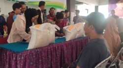 Penyaluran bantuan pangan di Kelurahan Kebonsari, Kamis (17/7/2025). (Foto: Teamwork)