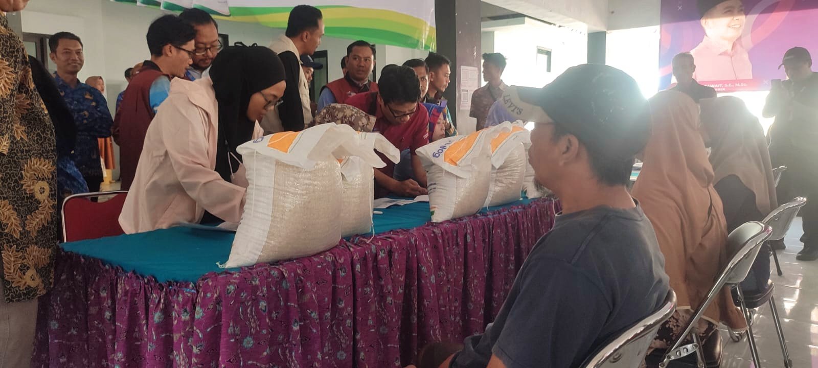 Penyaluran bantuan pangan di Kelurahan Kebonsari, Kamis (17/7/2025). (Foto: Teamwork)