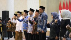 Sivitas Akademi Universitas Ibrahimy Sukorejo dan Bupati Jember dalam penyambutan KKN Kolaboratif, Kamis (17/7/2025). (Foto: Diskominfo Jember for ZonaIndonesia.co.id)