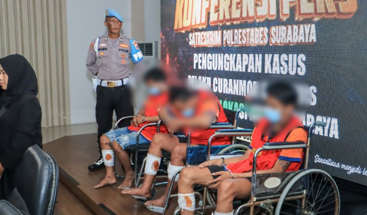 Tiga residivis curanmor duduk di kursi roda dalam konferensi pers di Mapolrestabes Surabaya, Jumat (18/7/2025). (Foto: Humas Polres)