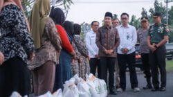 Bupati Jember meninjau penyaluran bantuan pangan tahap dua, Senin (21/7/2025). (Foto: Dok/Diskominfo Jember)