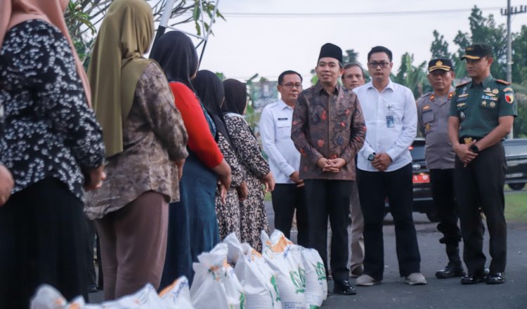 Bupati Jember meninjau penyaluran bantuan pangan tahap dua, Senin (21/7/2025). (Foto: Dok/Diskominfo Jember)