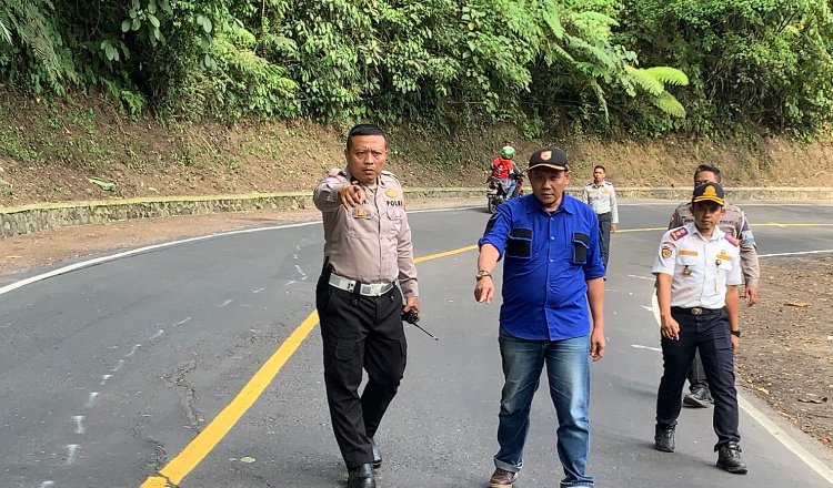 Sekretaris Komisi C DPRD Jember saat meninjau lokasi jalur Gumitir, Rabu (23/7/2025). (Foto: Istimewa)