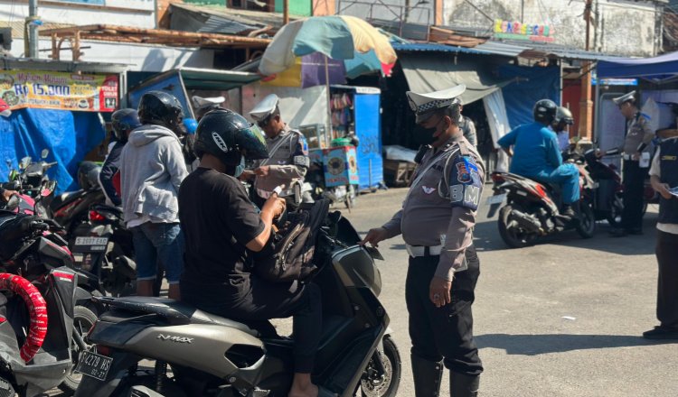 Anggota Polres Tuban menegur pengendara yang melanggar lalu lintas, Selasa (22/7/2025). (Foto: Humas Polres/Dok)