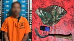 Pelaku penganiayaan berat beserta barang bukti diamankan di Mapolres Situbondo. (Foto: Humas Polres Situbondo)
