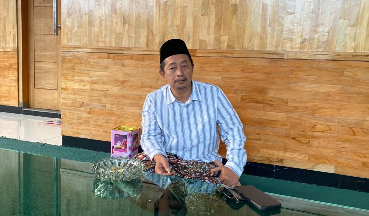 KH Misbachuk atau Gus Miftah diwawancarai media terkait fatwa haram sound horeg. (Foto: Istimewa)
