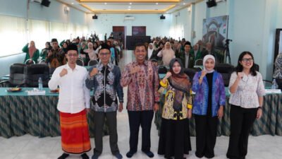 Kepala OJK Jember, Rektor IAI At-Taqwa, MES Jawa Timur serta para peserta foto bersama usai kegiatan Financial Literacy for Women, Kamis (24/7/2025). (Foto: Dok/Humas OJK Jember)