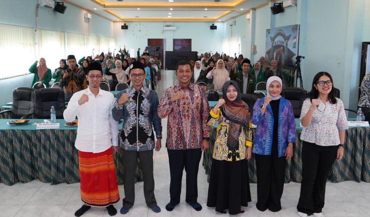 Kepala OJK Jember, Rektor IAI At-Taqwa, MES Jawa Timur serta para peserta foto bersama usai kegiatan Financial Literacy for Women, Kamis (24/7/2025). (Foto: Dok/Humas OJK Jember)