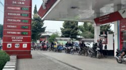 Warga antre untuk membeli BBM di SPBU Baratan, Sabtu (26/7/2025). (Foto: Dok/Diskominfo Jember)