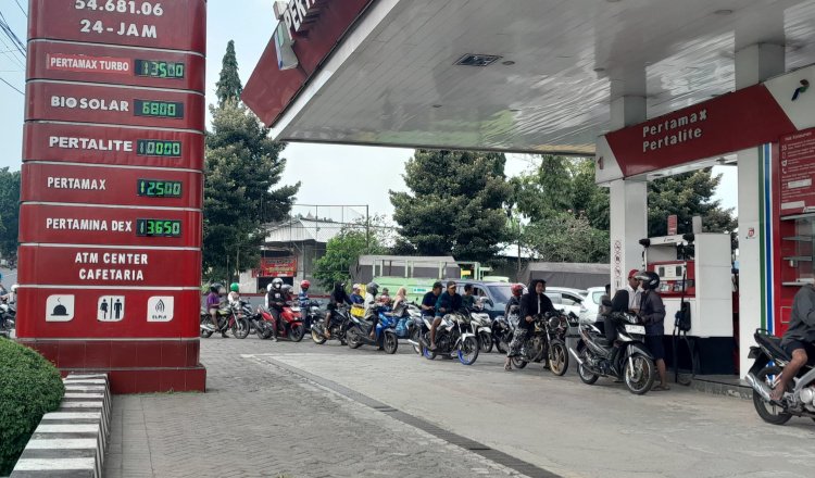 Warga antre untuk membeli BBM di SPBU Baratan, Sabtu (26/7/2025). (Foto: Dok/Diskominfo Jember)